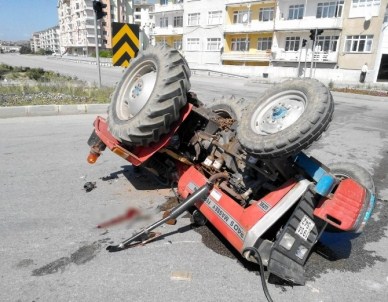 Otomobil Traktörle Çarpıştı Açıklaması 1 Yaralı