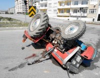 Otomobil Traktörle Çarpıştı Açıklaması 1 Yaralı