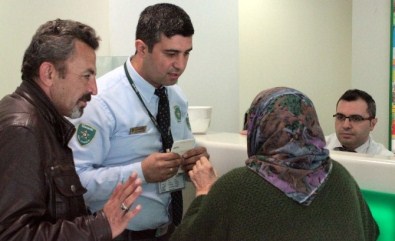 Telaşlı Tavırları, Yaşlı Kadını Dolandırılmaktan Kurtardı