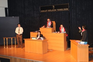 Turgutlu'da 'Duruşma Başlıyor' Oyunu Beğenildi