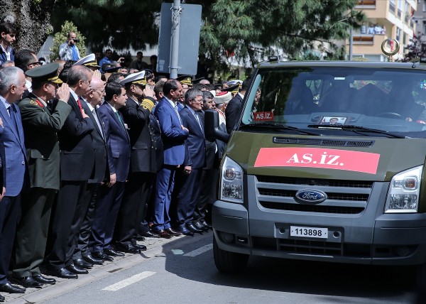 Devletin zirvesi şehit üsteğmeni uğurladı