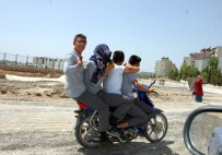 OKUL KIYAFETİ - 4 Genç Kazaya Davetiye Çıkardı