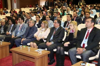 '5. Ulusal Türk Dili Ve Edebiyatına Genç Yaklaşımlar Öğrenci Bilgi Şöleni' Başladı