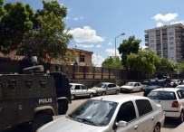 PATLAMA SESİ - Diyarbakır'da askeri binaya bombalı saldırı!