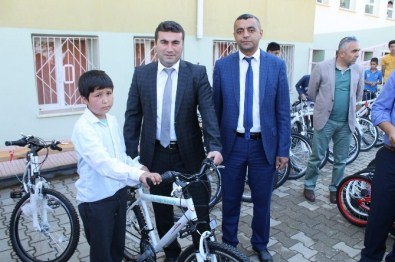 Düziçi'nde Öğrencilere Bisiklet Dağıtıldı