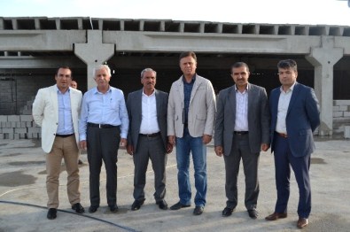 Kaymakam Kaya Ve Başkan Toprak Yeni Mezbahanenin Duvarını İşçilerle Birlikte Ördü