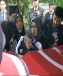 Minik İkizlerin Şehit Babaya Son Bakışı