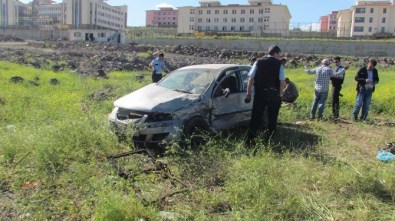 Öğrencilerin Bulunduğu Araca Çarpan Otomobil Takla Attı