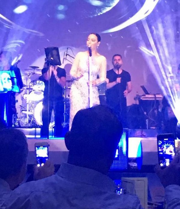 Ebru Gündeş Antalya'da sahne aldı