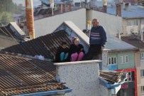 HAVA YASTIĞI - Eşi Evi Terk Eden İşsiz Şahıs İki Çocuğuyla Birlikte Çatıya Çıktı