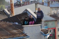 HAVA YASTIĞI - Eşi Evi Terk Edince Çocuklarıyla Çatıya Çıktı