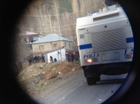 ÖZEL HAREKET - Hakkari'de Yol Kesen Köylülere Gazlı Müdahale