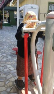 84'Lük Ninenin Spor Azmi Gençlere Taş Çıkarttı