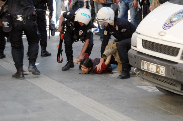 Başkent'te stant gerginliği