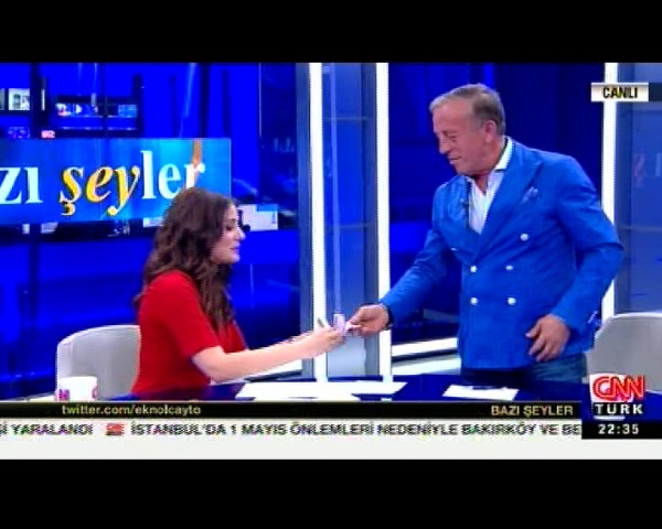 Ali Ağaoğlu cebindeki parayı canlı yayında saydı