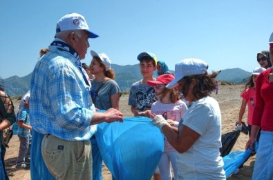 Başkan Karaçelik, İztuzu'nda Çevre Temizliği Yaptı