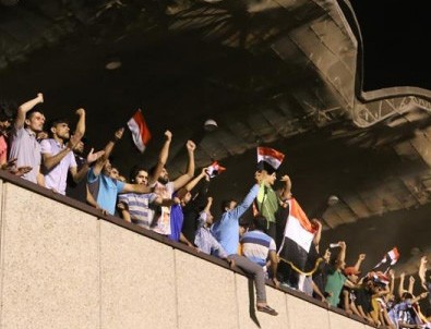 Irak'ta Sadr yanlılarının parlamento binasını bastı