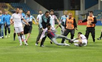 Karabük'te Futbolcudan Taraftara Tekme