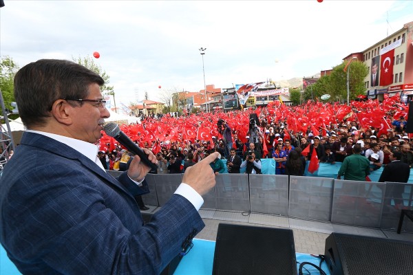 Başbakan Davutoğlu: Eşkiyalar Meclis'e giremeyecek