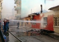 Ahşap Binada Çıkan Yangında İtfaiye Eri Yaralandı