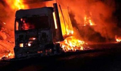 Erciş'te Yolu Kapatan Teröristler Araçları Ateşe Verdi