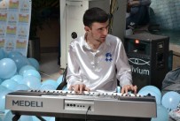 ZEYTİNBURNU BELEDİYESİ - Otizmli Gencin Müzik Becerisi Dinleyenleri Hayran Bıraktı