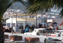 Yakalanan Mülteciler Gelen Mültecileri Seyretti