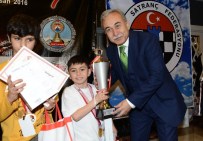 Satranç Şampiyonları Kupalarını Aldı