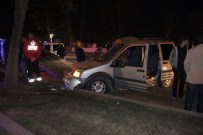 Araç Refüje Çıkıp Ağaca Çarptı Açıklaması 4 Yaralı