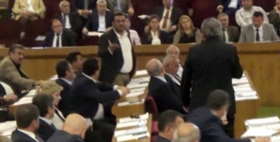 İskenderun Belediyesi'nde Gergin Meclis Toplantısı