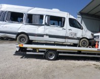 MİNİBÜS ŞOFÖRÜ - Şoför direksiyonda uyudu 3 yaralı