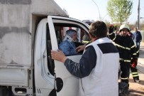 KULLAR - Yayaya Çarpmamak İçin Manevra Yapan Otomobile Kamyonet Çarptı