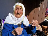 110 Yaşındaki Fadıma Nine, İğneye İplik Takıyor
