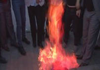 Azerbaycan Protestosunda Ermenistan Bayrağı Ateşe Verildi