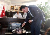 Başkan Özaltun'dan Avukatlar Gününe Pastalı Kutlama