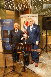 'Sigaraya karşı daha sert yasaklar gerekiyor'