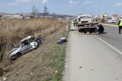 Park Halindeki Otomobile Kamyon Çarptı Açıklaması 5 Yaralı