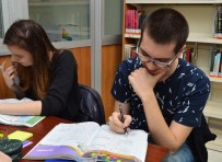 İSPANYOLCA - Şampiyon, YGS'ye Beylikdüzü Belediyesi Kütüphanesi'nde Hazırlandı