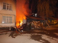 ORHAN ÖZER - Yanan Hurda Dolu Ev Güçlükle Söndürüldü