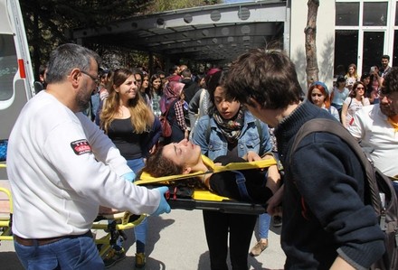 Afiş asmak isteyen öğrencilere müdahale!