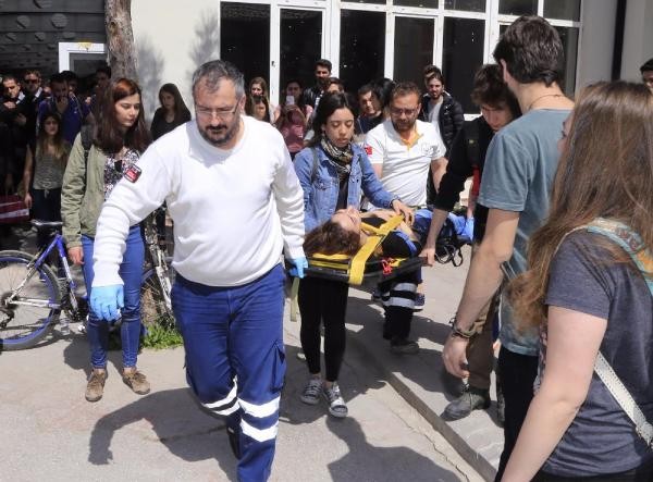 Afiş asmak isteyen öğrencilere müdahale!