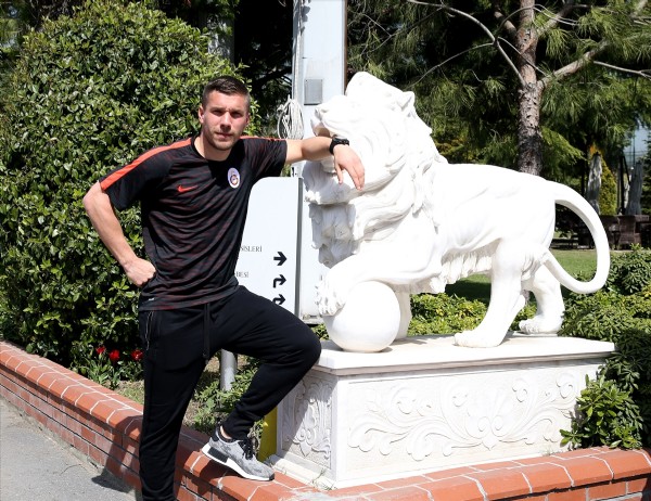 Lukas Podolski: Fenerbahçeyi yenmeliyiz