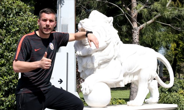 Lukas Podolski: Fenerbahçeyi yenmeliyiz