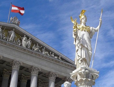 Avusturya'da 'başörtülü bakan' tartışması