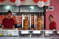 TAVUK DÖNER - Ayvalık'ta Kelebek Döner'e İlgi Yoğun Oldu
