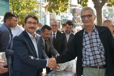 Başkan Çelik Vatandaşlara Kandil Simidi İkram Etti