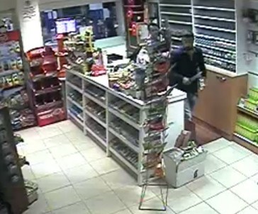 Benzin İstasyonundaki Bıçaklı Soygun Kameraya Böyle Yansıdı