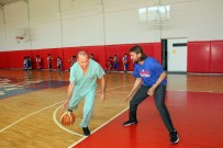 İZMIR ÜNIVERSITESI - Böbrek Naklini Yapan Doktorla Potada Kapıştı