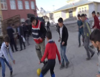 Yüksekova'da çocukların askerle futbol keyfi