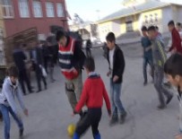 FUTBOL MAÇI - Yüksekova'da çocukların askerle futbol keyfi